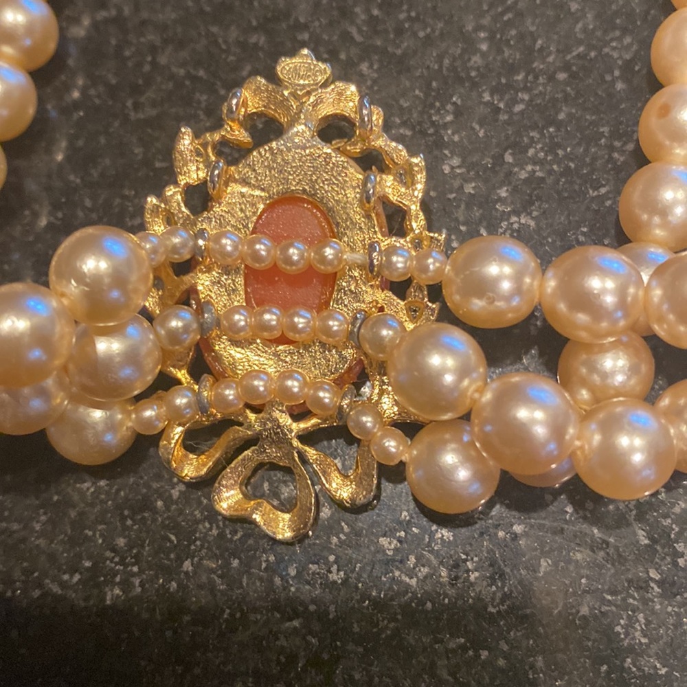 3 strand pearl necklace with cameo - Picture 4 of 6
